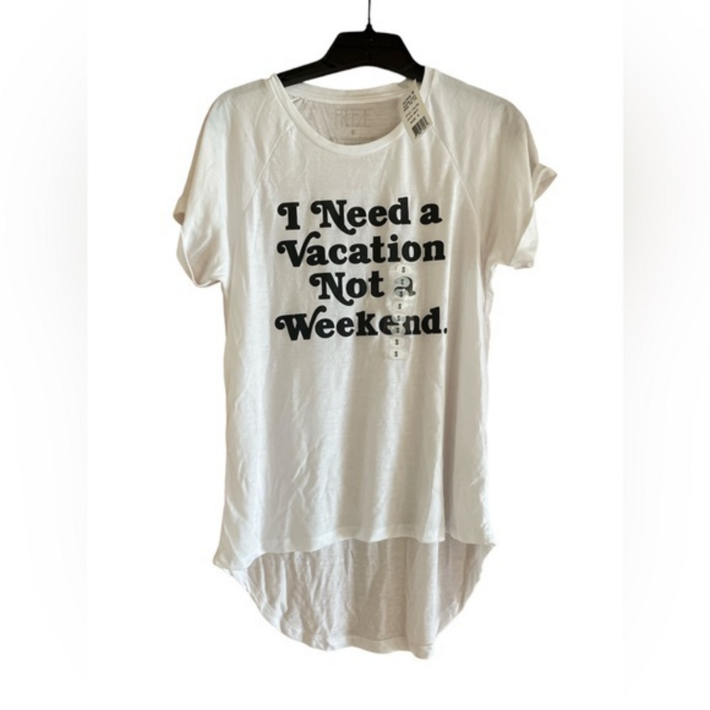 Freeze NWT Juniors High low Graphic‎ Tee I Need A Vacation Not A Weekend Small